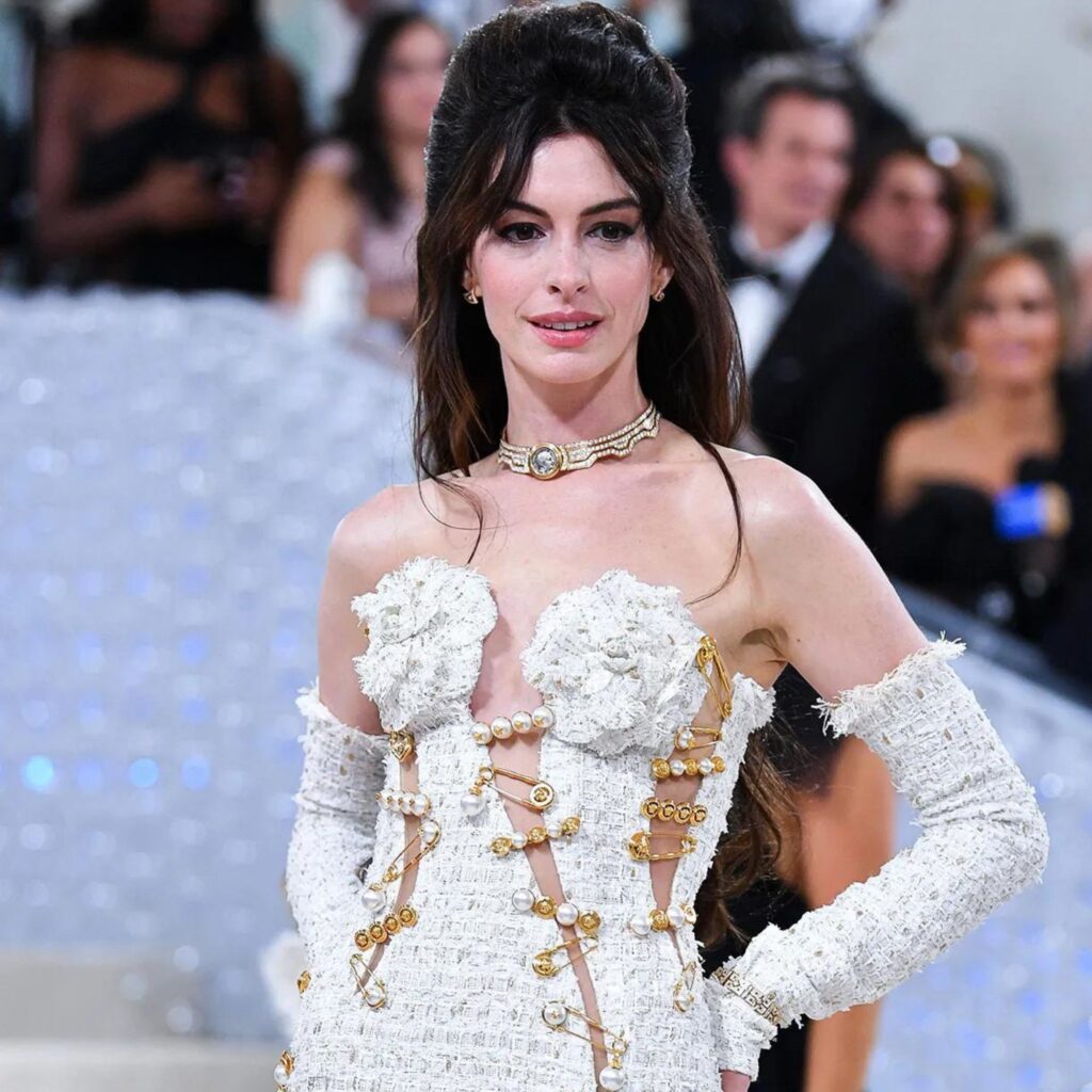 met-gala-anne-hathaway