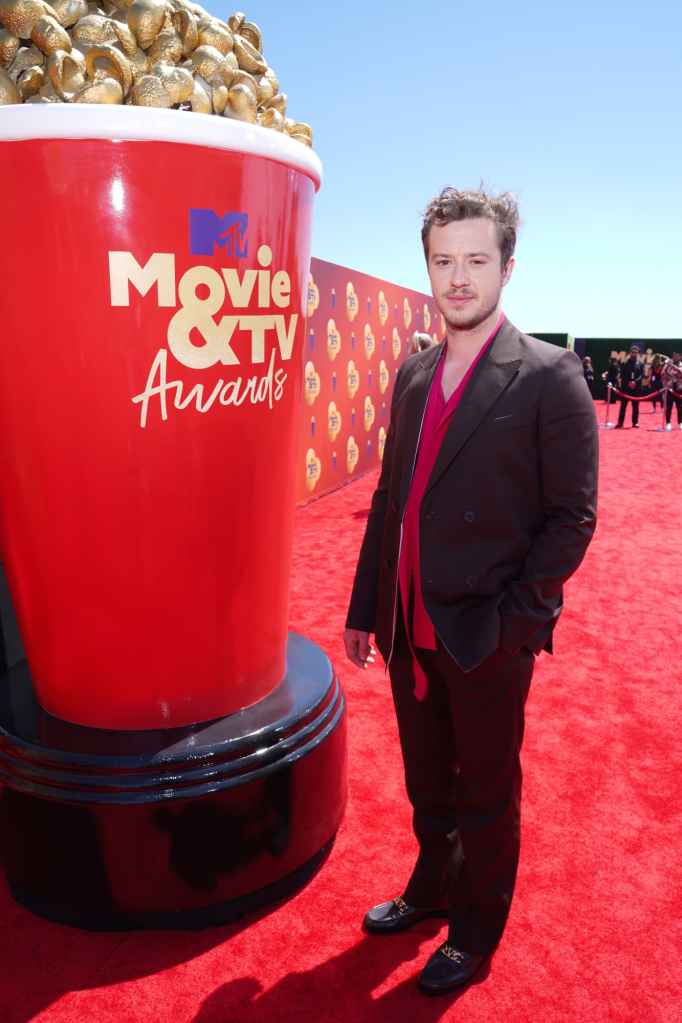 Joseph Quinn at the 2022 MTV Awards