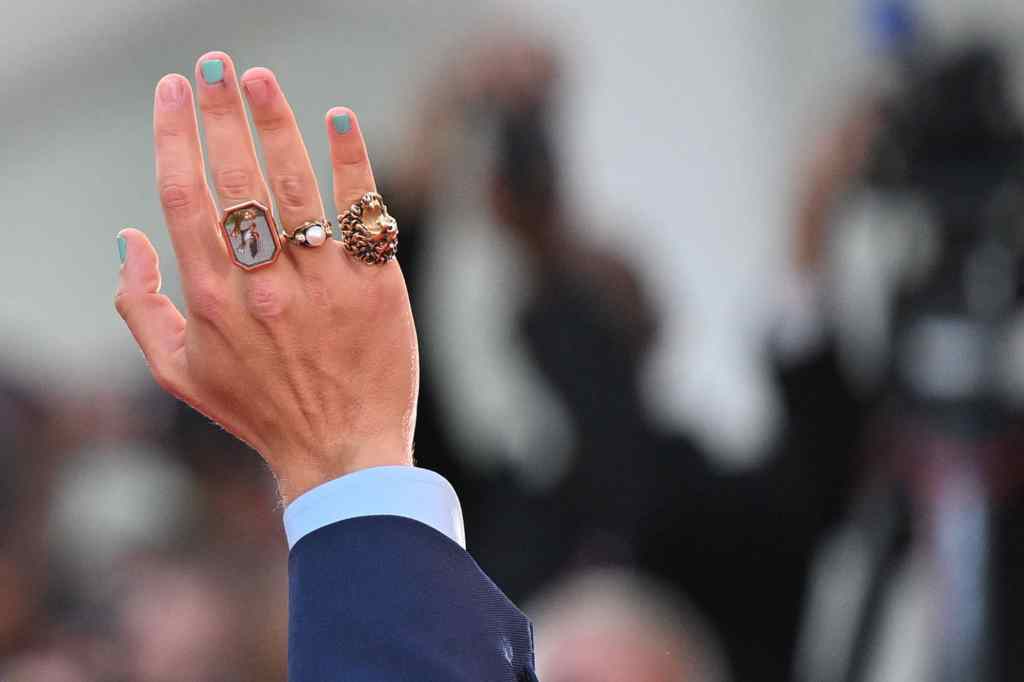 Harry Styles' rocks a blue, mismatched manicure at the Venice Film Festival