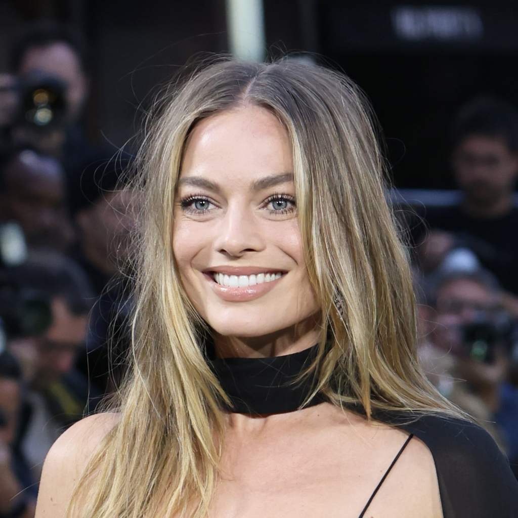 Margot Robbie's Supermodel Nails at "Amsterdam" Premiere