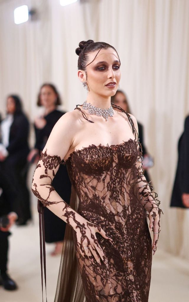 Emma Chamberlain met gala makeup