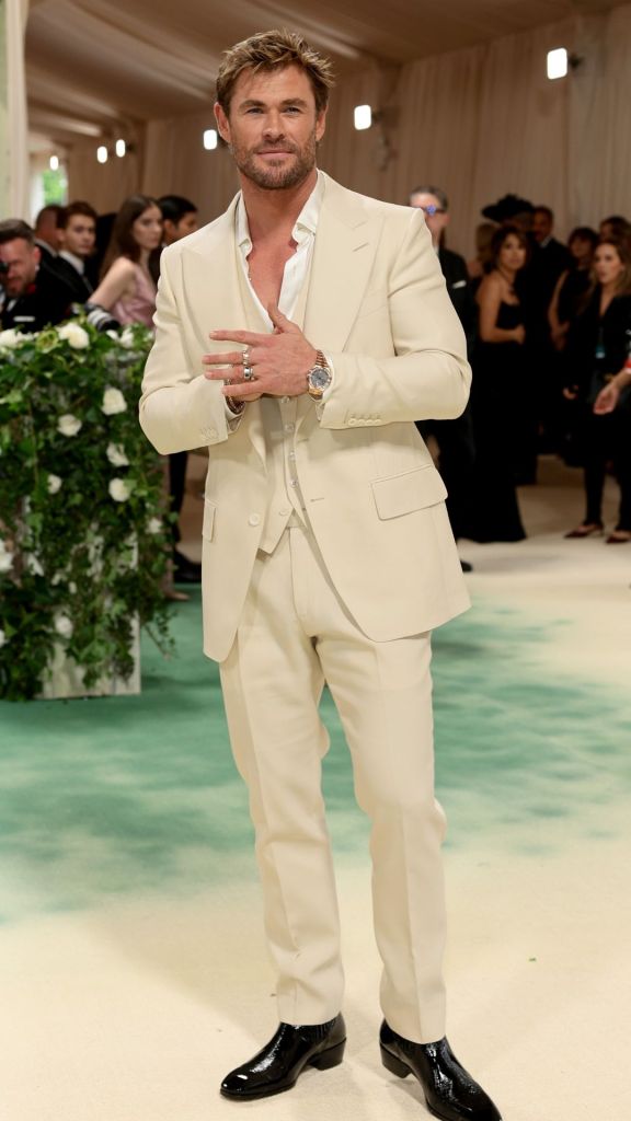 met-gala-red-carpet-chris-hemsworth